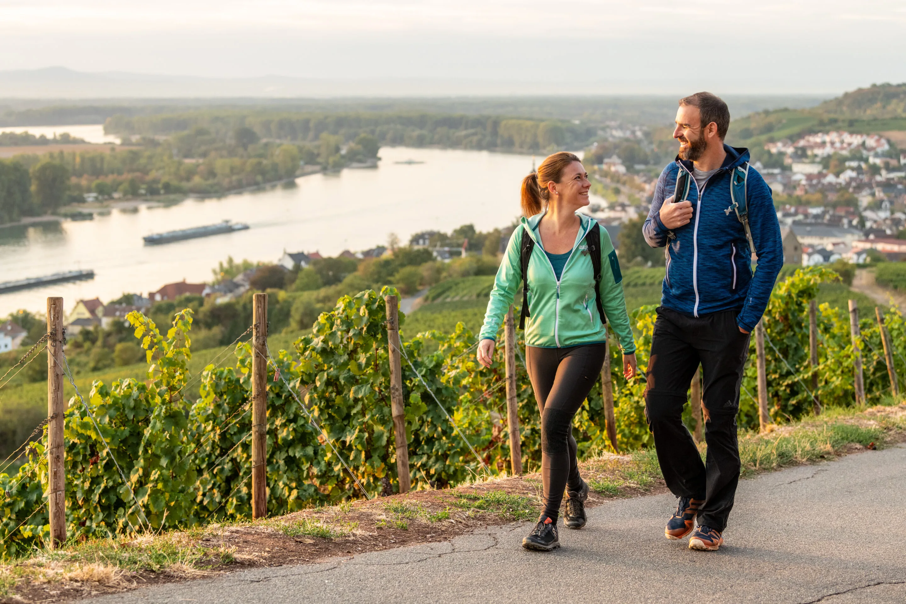 The first ridge walk of 2023 starts on Easter Sunday, 9 April! This walk of around two hours through the Roter Hang is led by Nierstein's culture and wine ambassadors and offers wonderful views of the Rhine. Learn about the area's unusual geology, landscape, plants, viticulture and seasonal vineyard work. You can even hold 290-million-year-old rock and shark teeth from the time when Rheinhessen lay beneath the sea. To finish, taste three wines from the Roter Hang, introduced by one of its winegrowers, and discover this unique vineyard landscape in your glass. The ridge walk is a joint project by the Kultur- und Weinbotschafter Rheinhessen (KWB) and Wein vom Roten Hang e.V.